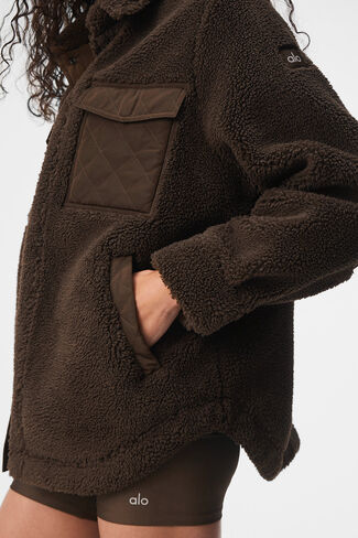 Alo Yoga Sherpa Edge Shacket - Espresso in Saudi Arabia