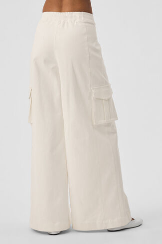 Alo Yoga Show Off Cargo Wide Leg Trouser (Long) - Ivory in Saudi Arabia