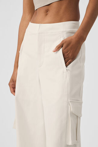 Alo Yoga Show Off Cargo Wide Leg Trouser (Long) - Ivory in Saudi Arabia