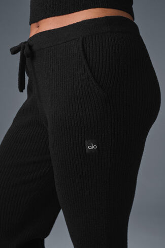 Alo Yoga Snuggle Up Sweater عالي الخصر وواسع الساق - أسود in Saudi Arabia