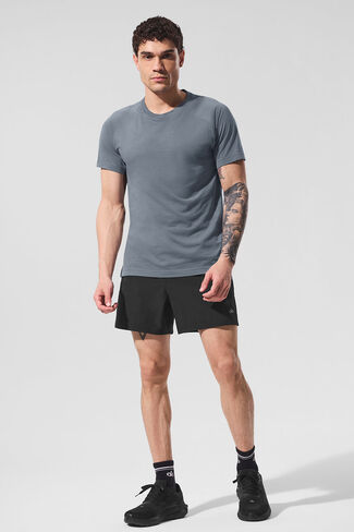 تي شيرت Alo Yoga Triumph Raglan - رمادي فولاذي in Kuwait