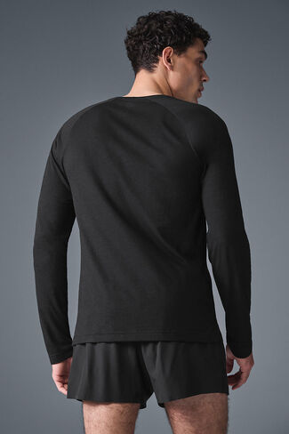 Alo Yoga Triumph Long Sleeve Tee - Black in Saudi Arabia