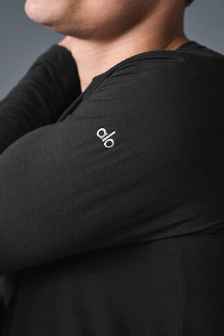 Alo Yoga Triumph Long Sleeve Tee - Black in Saudi Arabia