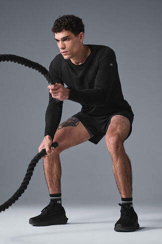 Alo Yoga Triumph Long Sleeve Tee - Black in Saudi Arabia