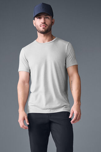 Alo Yoga Triumph Tee - Athletic Heather Grey in Saudi Arabia