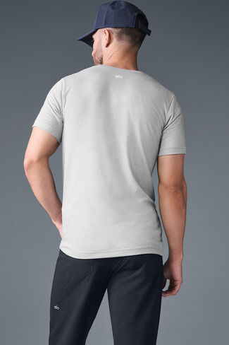 Alo Yoga Triumph Tee - Athletic Heather Grey in Saudi Arabia