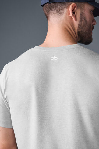 Alo Yoga Triumph Tee - Athletic Heather Grey in Saudi Arabia