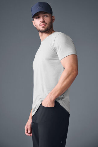 Alo Yoga Triumph Tee - Athletic Heather Grey in Saudi Arabia