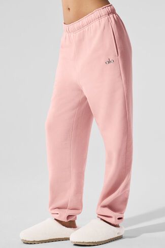 Alo Yoga Accolade Sweatpant - Pink Quartz in Saudi Arabia