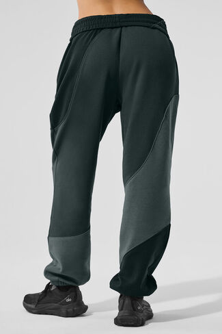 Alo Yoga Make Waves Sweatpant - Charcoal Green Tonal in Kuwait