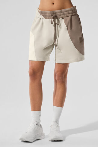 Alo Yoga 7" Make Waves Short - Ivory/Bone/Gravel in Kuwait
