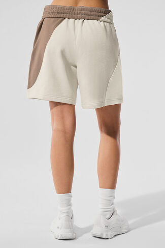 Alo Yoga 7" Make Waves Short - Ivory/Bone/Gravel in Kuwait