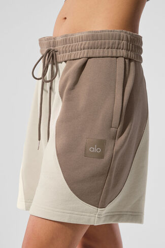 Alo Yoga 7" Make Waves Short - Ivory/Bone/Gravel in Kuwait
