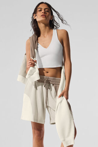 Alo Yoga 7" Make Waves Short - Ivory/Bone/Gravel in Kuwait