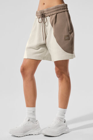 Alo Yoga 7" Make Waves Short - Ivory/Bone/Gravel in Kuwait