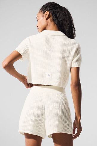 تي شيرت Alo Yoga Cashmere Plush Waffle Polo - عاجي in Kuwait