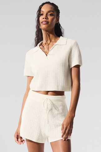 تي شيرت Alo Yoga Cashmere Plush Waffle Polo - عاجي in Kuwait