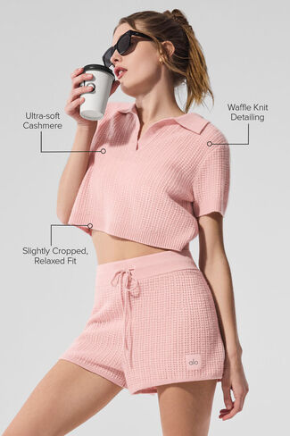 تي شيرت Alo Yoga Cashmere Plush Waffle Polo - الكوارتز الوردي in Kuwait