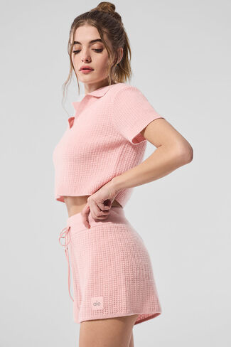 تي شيرت Alo Yoga Cashmere Plush Waffle Polo - الكوارتز الوردي in Kuwait