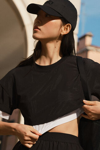 تي شيرت Alo Yoga Mesh Cropped Mirage - أسود in Kuwait