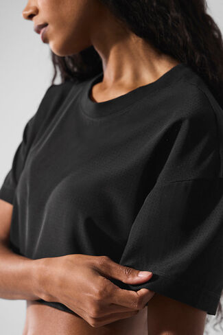 تي شيرت Alo Yoga Mesh Cropped Mirage - أسود in Kuwait