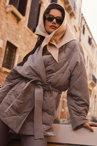 Alo Yoga Urbanite Wrap Puffer - Mushroom in Saudi Arabia