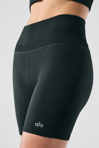 Alo Yoga 5" Seamless Ribbed Favorite Short - Charcoal Green in Kuwait
