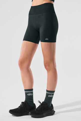 Alo Yoga 5" Seamless Ribbed Favorite Short - Charcoal Green in Kuwait