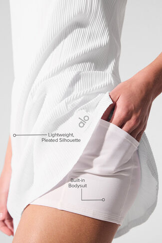 فستان التنس من Alo Yoga Micro Plisse - أبيض in Kuwait