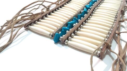 لوحة صدر قبلية على شكل عظمة الجاموس الطبيعية التقليدية مصنوعة يدويًا in Kuwait