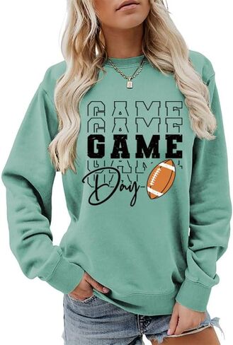 سويت شيرت Game Day للسيدات لكرة القدم، سويت شيرت مطبوع عليه حروف جرافيك، بلوفر بياقة دائرية وأكمام طويلة in Saudi Arabia