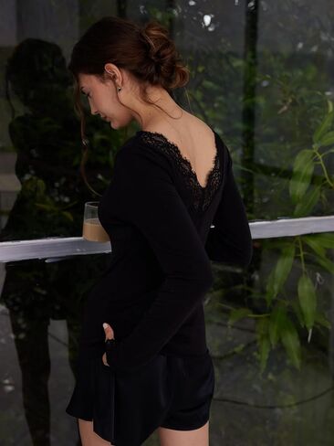 قميص نسائي أساسي من SUUKSESS Cloud Cashmere للنساء برقبة على شكل V وأكمام طويلة من الدانتيل in Saudi Arabia