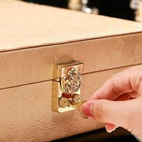 صناديق المجوهرات المصنوعة من جلد البولي يوريثان مريحة ومرتبة للنساء، صندوق تخزين كبير للمجوهرات بطبقتين مع قفل للقلائد والأساور والأقراط والخواتم وحجرات تخزين الأساور والقلائد in Saudi Arabia