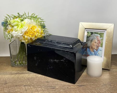 MacKenzie Urn Vault منقوش خصيصًا - يتضمن ما يصل إلى ثلاثة خطوط من النقش المخصص. ستة خطوط مخصصة مختلفة للاختيار من بينها. جرة رخامية مثقفة للبالغين بالحجم الكامل. اللون أبيض وأسود. in Saudi Arabia