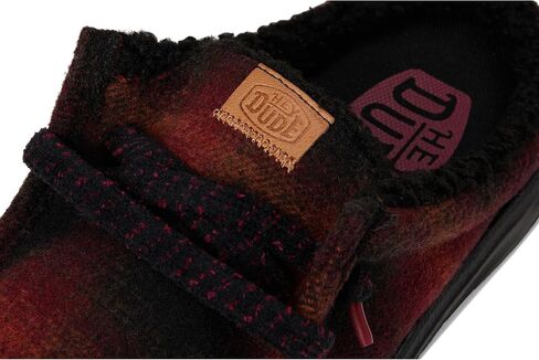 حذاء HEYDUDE الرجالي Wally Slip Cozy Plaid سهل الارتداء in Kuwait