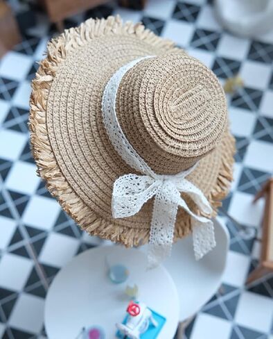 قبعات صغيرة من القش للحرف اليدوية، مناسبة للدمى والحرف اليدوية، قبعة لطيفة ورائعة من القش مع إكسسوارات تزيين بشريط من الدانتيل لمجموعة دميتك (اللون 1) in Kuwait