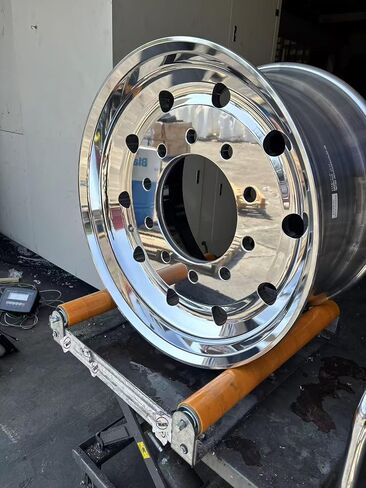 عجلة ألمنيوم 22.5x12.25 10X285.75 26 مللي متر محور توجيه 220.1 مللي متر 2.75/3.88(97 مللي متر) 12320 مصقول خارجي TR553E لموضع التوجيه in Saudi Arabia