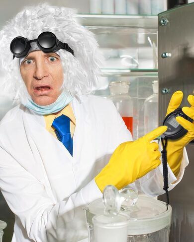 مجموعة إكسسوارات أزياء الهالوين ماد ساينتس المكونة من 5 قطع من Mepase تتضمن باروكة عالم مجنون ونظارات واقية وقفازات مطاطية وحزام أدوات وساعة إيقاف للرجال والبالغين والحفلات التنكرية متعددة الألوان in Saudi Arabia