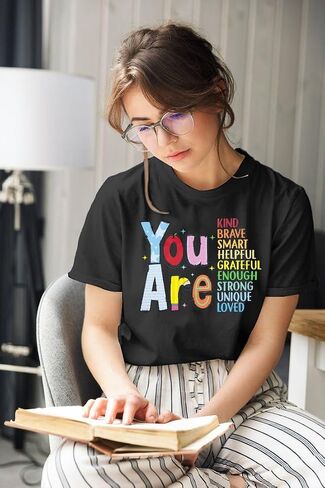 تي شيرت مدرسي Be Kind للسيدات في اليوم الأول من المدرسة، تي شيرت العودة إلى المدرسة، تي شيرت تحفيزي بياقة دائرية in Saudi Arabia