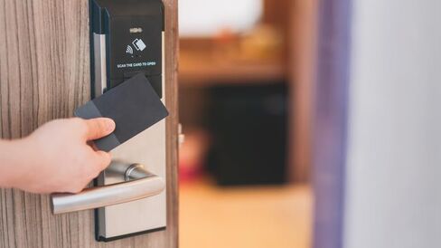 بطاقات مفاتيح الفنادق والمنتجعات | بطاقات مفاتيح RFID الترحيبية العامة ULEV1 128 بايت RFID المتوافقة مع أنظمة Assa Abloy* Vostio* | بطاقات مفاتيح الفندق | تباع في صناديق من 200 in Kuwait