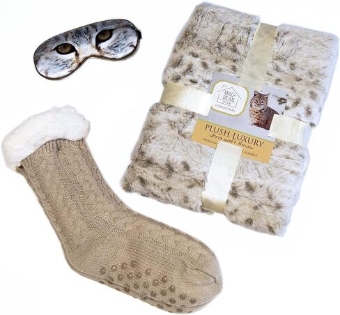 بطانية رمي صيفية فاخرة من M&B، شيربا أبيض النمر، حزمة بطانية قطيفة من الفرو الصناعي بطباعة حيوانات مع قناع نوم لعيون القطط، وجوارب مريحة ذات شبشب لمحبي القطط in Kuwait