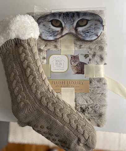 بطانية رمي صيفية فاخرة من M&B، شيربا أبيض النمر، حزمة بطانية قطيفة من الفرو الصناعي بطباعة حيوانات مع قناع نوم لعيون القطط، وجوارب مريحة ذات شبشب لمحبي القطط in Kuwait