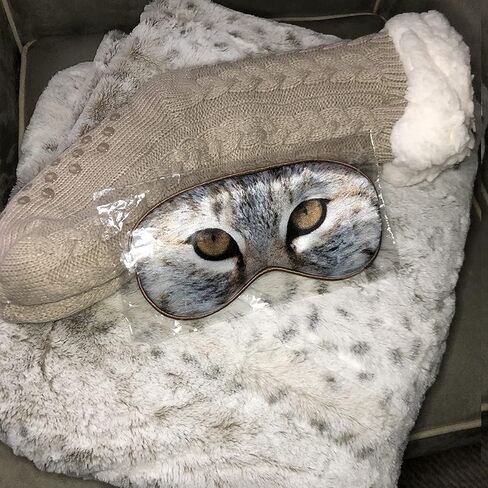 بطانية رمي صيفية فاخرة من M&B، شيربا أبيض النمر، حزمة بطانية قطيفة من الفرو الصناعي بطباعة حيوانات مع قناع نوم لعيون القطط، وجوارب مريحة ذات شبشب لمحبي القطط in Kuwait