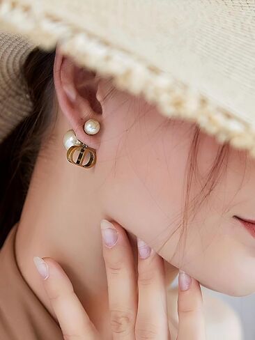 Personalized Initial Pearl Stud Earrings,Hypoallergenic 925 Silver Alphabet Jewelry for Women Elegant and Luxurious Fashion Gift in Saudi Arabia