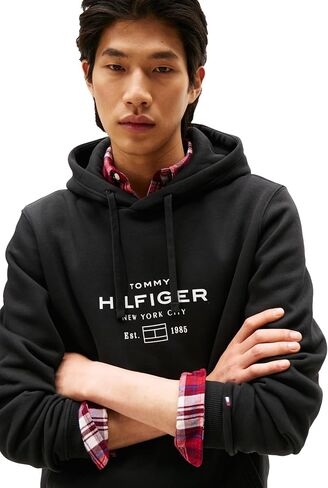 سترة بغطاء للرأس متوسطة الوزن للرجال من Tommy Hilfiger مع شعار جرافيك مطبوع مميز in Saudi Arabia