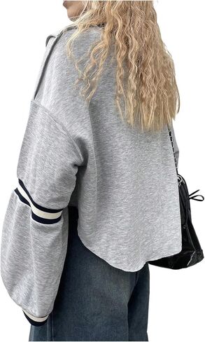 سويت شيرت سويت شيرت نسائي قصير الكتفين من SweatyRocks بأكمام جرس ورسومات جرافيكية Y2K، قطع علوية قصيرة in Saudi Arabia
