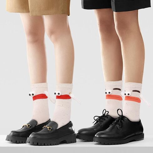 جوارب مضحكة ثلاثية الأبعاد بأيدي مغناطيسية - جوارب مبتكرة وجذابة للأزواج، أفضل هدية لعيد الميلاد. in Kuwait