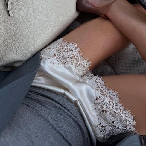 شورت نسائي من الدانتيل الساتان Y2k شورت حريري مرن بخصر متدفق قصير Coquette للخروج زلة قيعان ملابس للاستلقاء in Kuwait