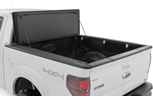 غطاء تونيو لسرير الشاحنة قابل للطي ثلاثي الطي من Rough Country لسيارة Ford F-150 (2004-2014) - يناسب سرير مقاس 6'7 بوصة (78.8 بوصة)، وألواح ألومنيوم متدفقة مناسبة لجميع الأحوال الجوية in Saudi Arabia