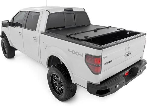 غطاء تونيو لسرير الشاحنة قابل للطي ثلاثي الطي من Rough Country لسيارة Ford F-150 (2004-2014) - يناسب سرير مقاس 6'7 بوصة (78.8 بوصة)، وألواح ألومنيوم متدفقة مناسبة لجميع الأحوال الجوية in Saudi Arabia